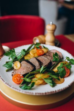 Sebzeli ve otlu ızgara somon.