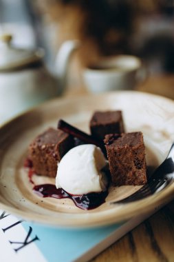 Çikolatalı dondurma ve çırpılmış dondurma.