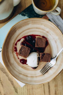 Kremalı ve fındıklı çikolatalı pasta