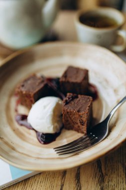 Kremalı ve fındıklı çikolatalı pasta