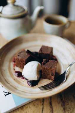 Bir parça çikolatalı kek, bir fincan kahve ve bir kupa çay.