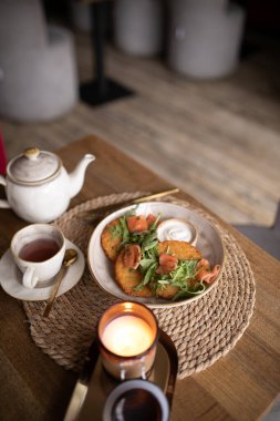 Bir fincan çay ve kahveyle kahvaltı.