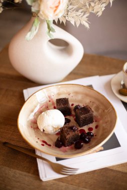 Kremalı ve kahveli çikolatalı dondurma.