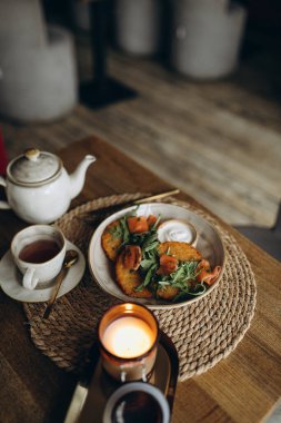 Bir fincan kahve ve bir kupa kapuçino ile çay.