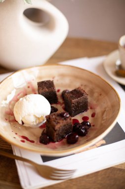 Kırmızı soslu ve kirazlı çikolatalı pasta.