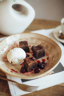 Çilekli ve fındıklı çikolatalı kek.