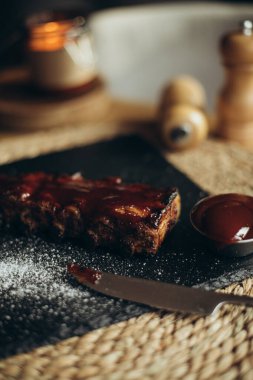 Ballı ve fındıklı çikolatalı pasta.