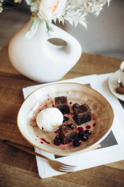 Krem şantili ve meyveli ev yapımı çikolatalı kek.