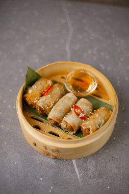 Baharatlı domuz eti soslu ve sebzeli.