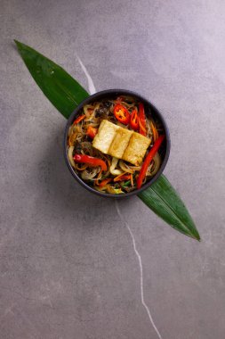 Baharatlı ve sebzeli Tayland çorbası.