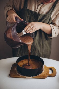 Kadın tavaya şeker döktü.