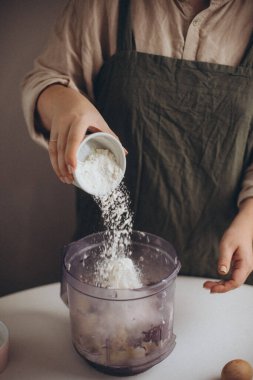 Şef hamur işi yapıyor.