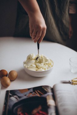 Kadın tabakta ekmek yapıyor.