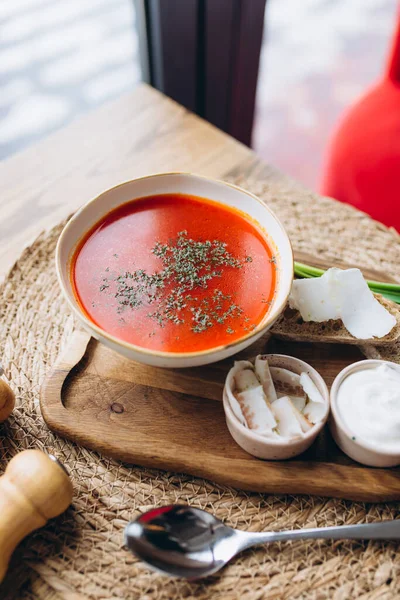 Lezzetli sebze çorbası, ekmek, domates ve maydanoz.