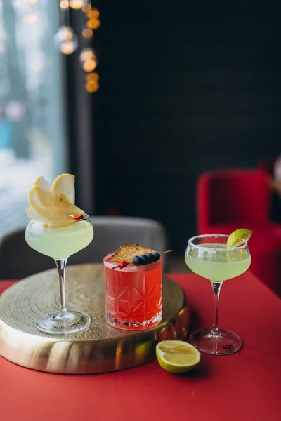 Cocktail Mit Zitrone Und Minze Der Theke — Stockfoto