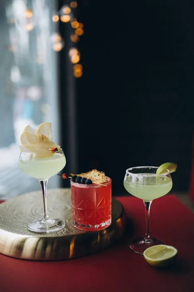 Cocktail Mit Zitrone Und Eis Auf Einem Tisch — Stockfoto