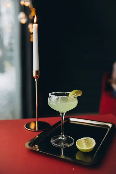 Cocktail Mit Zitrone Und Limette Der Theke — Stockfoto