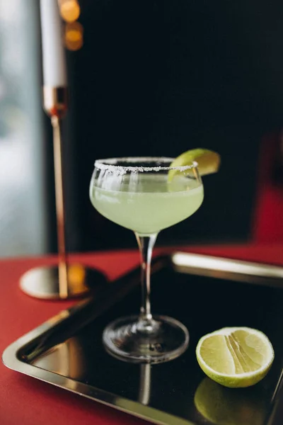 Cocktail Mit Zitrone Und Eis Auf Der Theke — Stockfoto