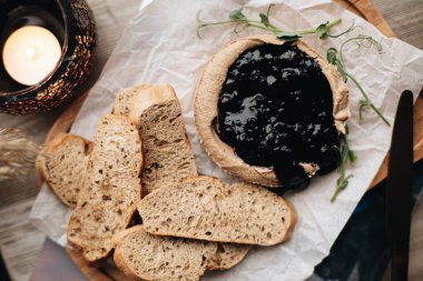 Tahta bir arka planda tereyağlı ve baharatlı ekmek