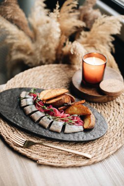 Tahta masada etli ve sebzeli sandviç.