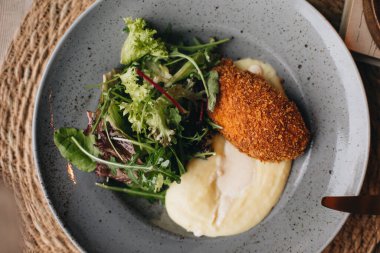 Lezzetli ızgara somon roka ve yeşil salata.