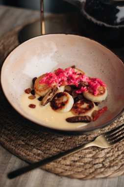 Böğürtlenli ve fındıklı leziz krepler