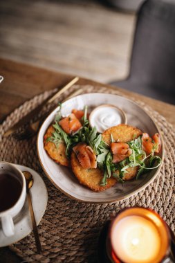 Tahta masada tavuk, sebze ve peynirli kahvaltı..