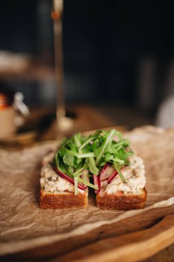 Tahtada roka ve domatesli sandviç.