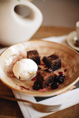 Çikolatalı dondurma, çırpılmış yumurta ve naneli.