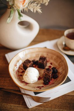 Çilekli ve fındıklı çikolatalı kek.