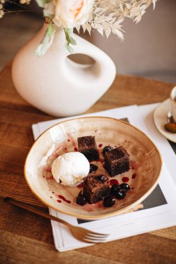 Krem şantili ve kahveli çikolatalı kek.