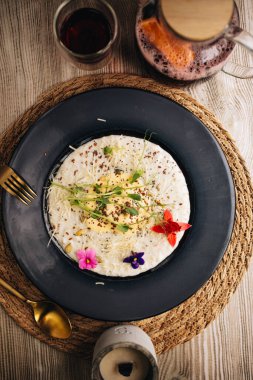 Sebzeli ve otlu ızgara somon.