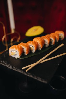 Suşi siyah bir arkaplanda.