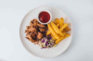 Patatesli kızarmış tavuk ve beyaz arka planda patates kızartması