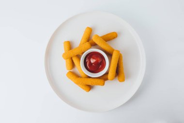 Ketçaplı kızarmış patates cipsi ve beyaz arka planda domates sosu.