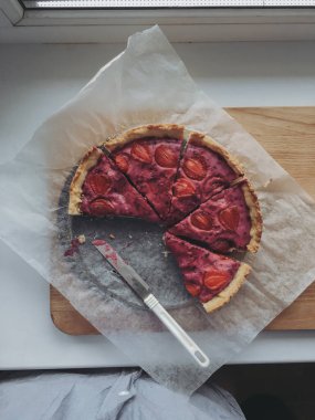 Peynirli ve kiraz domatesli ev yapımı pizza.