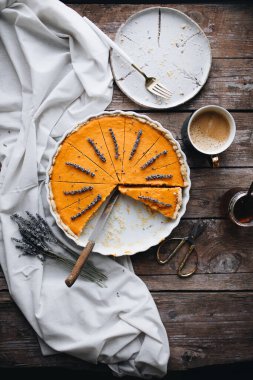 Tahta arka planda ballı ve limonlu kek manzarası.