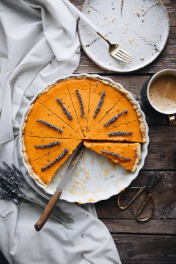 Beyaz bir tabakta limonlu ve naneli kek.