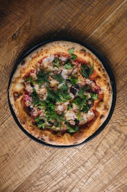 Mantarlı pizza, peynir ve domates.