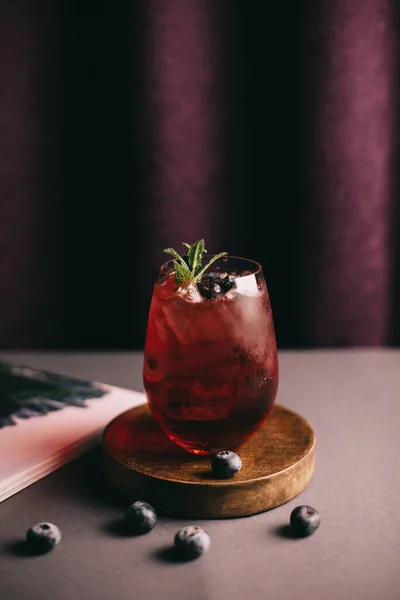 Roter Cocktail Mit Eis Und Minze Auf Dunklem Hintergrund — Stockfoto