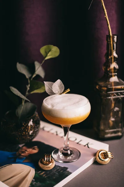 Glas Champagner Und Cocktail Auf Schwarzem Hintergrund — Stockfoto