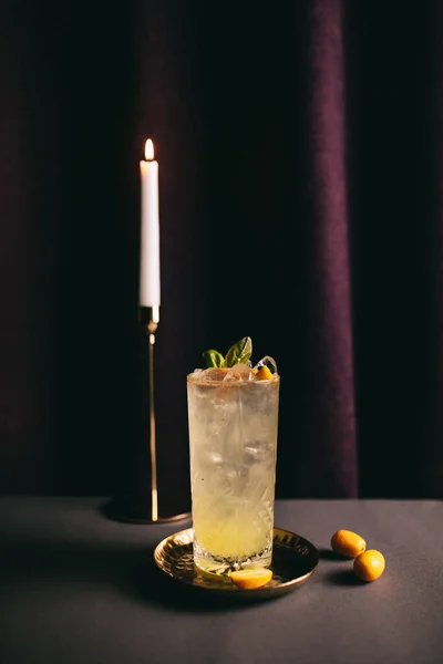 Cocktail Mit Zitrone Und Minze Auf Schwarzem Hintergrund — Stockfoto