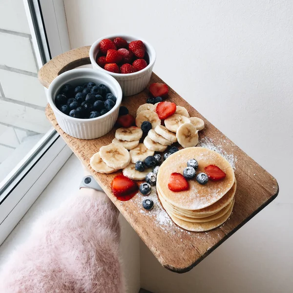 有浆果 水果和坚果的美味早餐 — 图库照片