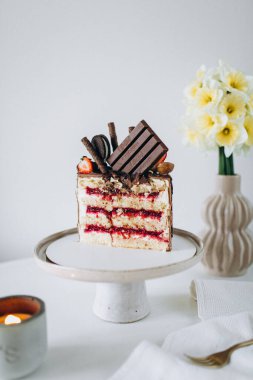 Çilekli ve vişneli çikolatalı pasta.