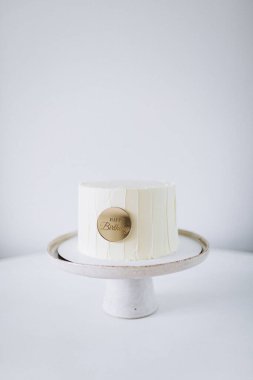 Beyaz masadaki çikolatalı lezzetli düğün pastası.