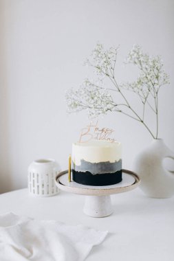 Beyaz arka planda çiçekli ve dutlu düğün pastası