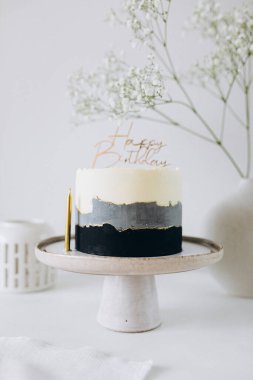 Mavi arkaplanlı doğum günü pastası