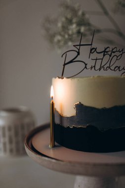 Doğum günü pastası masada.