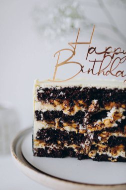 Beyaz masada çikolatalı kek.