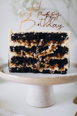Çikolatalı ve fındıklı doğum günü pastası